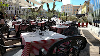 Atmosphère du Restaurant La Nouvelle Renaissance à Saint-Maximin-la-Sainte-Baume - n°8