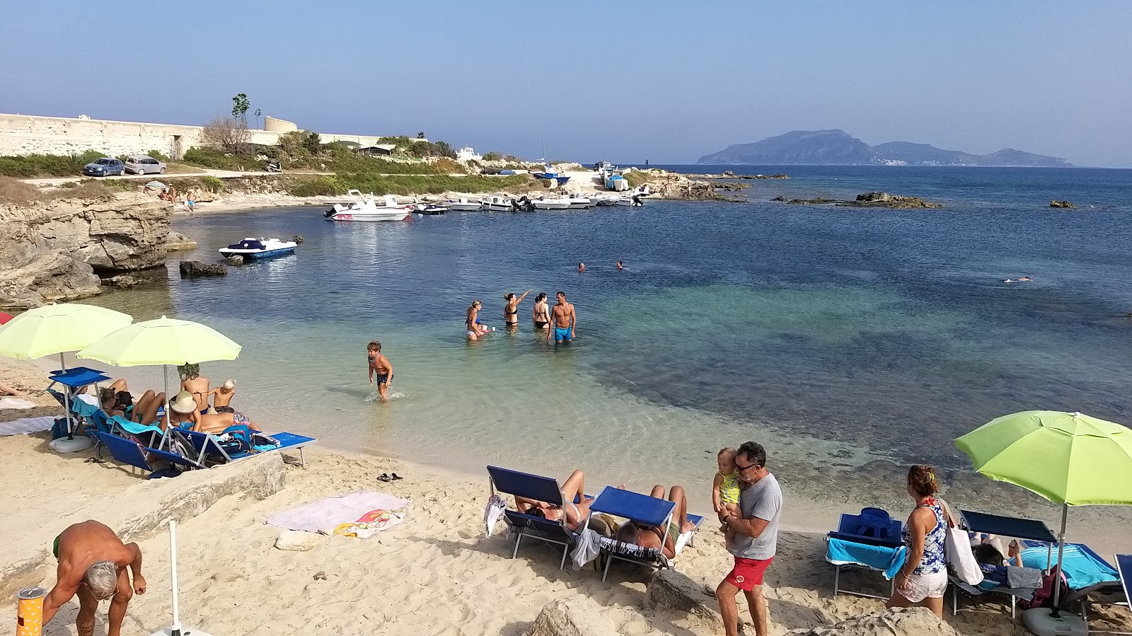 Foto de Cala San Nicola beach com areia bege e seixos superfície
