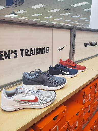 Shoe Store «Shoe Carnival», reviews and photos, 152 S Gary Ave, Bloomingdale, IL 60108, USA