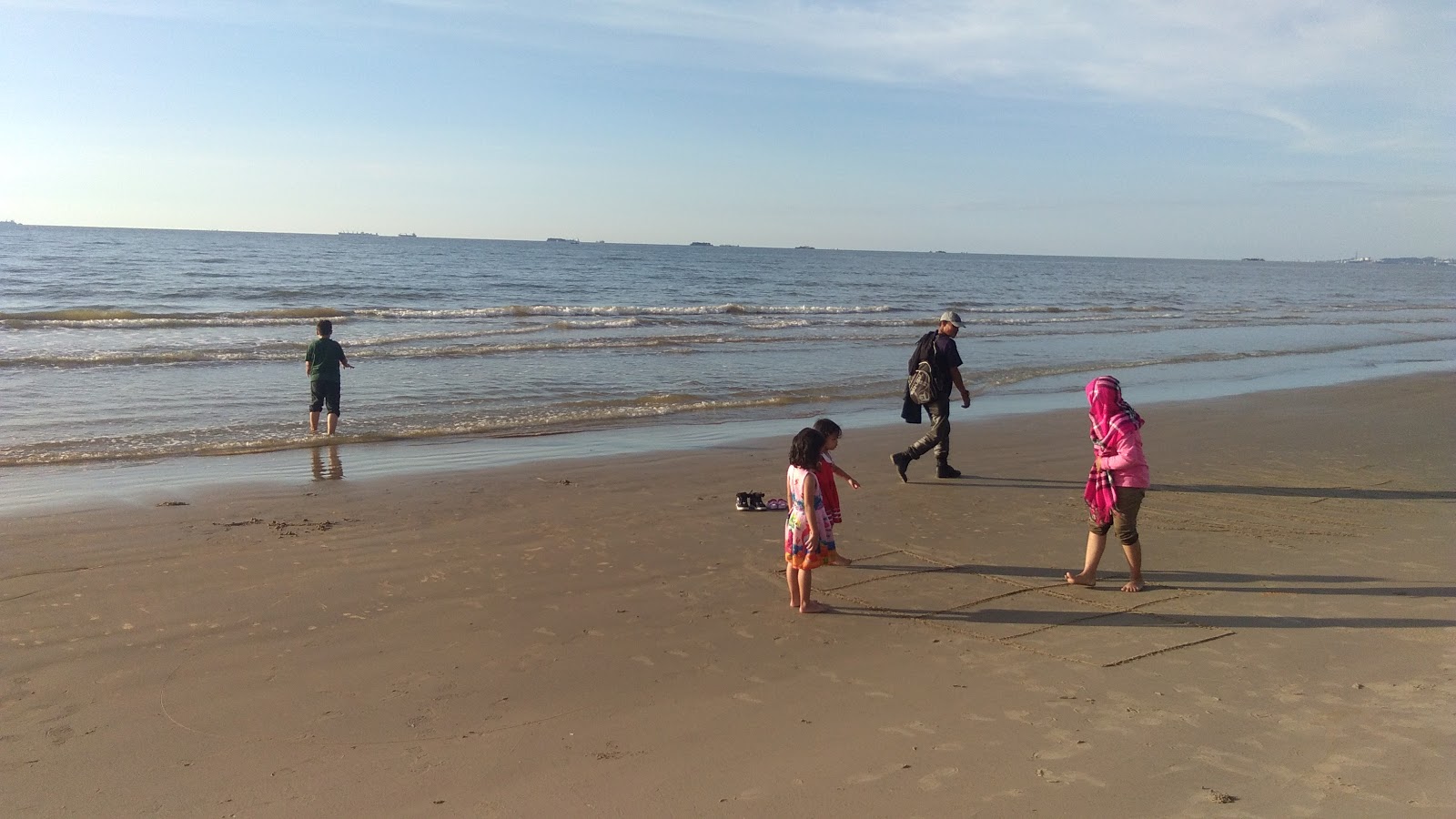 Foto di Mardiah Beach con una superficie del sabbia beige