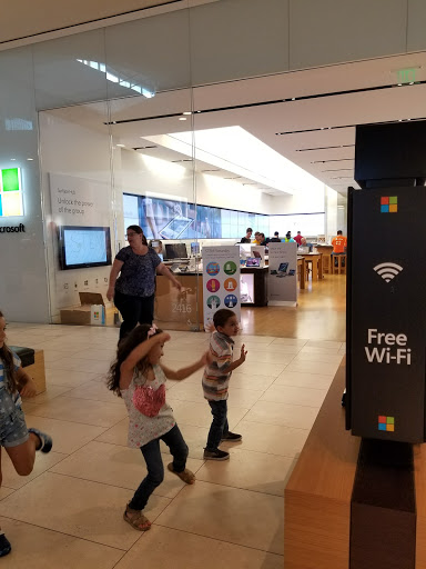 Computer Store «Microsoft Store - Dadeland Mall», reviews and photos, 7535 Dadeland Mall Cir W #2416, Miami, FL 33156, USA
