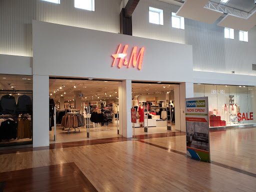 H&M, 6170 Grand Avenue, Gurnee, IL 60031, USA, 