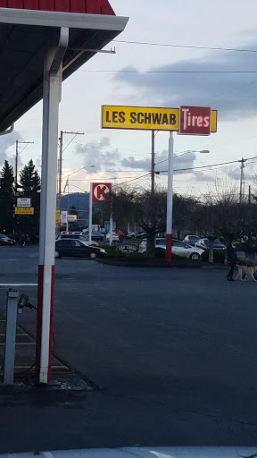 Tire Shop «Les Schwab Tire Center», reviews and photos, 1710 Monmouth St, Independence, OR 97351, USA