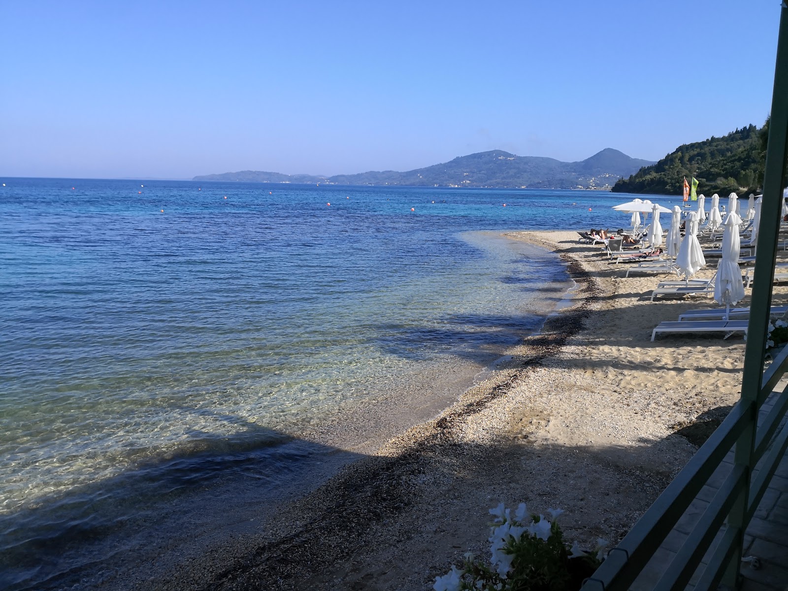 Foto van Strand van Agios Ioannis Peristeron met hoog niveau van netheid