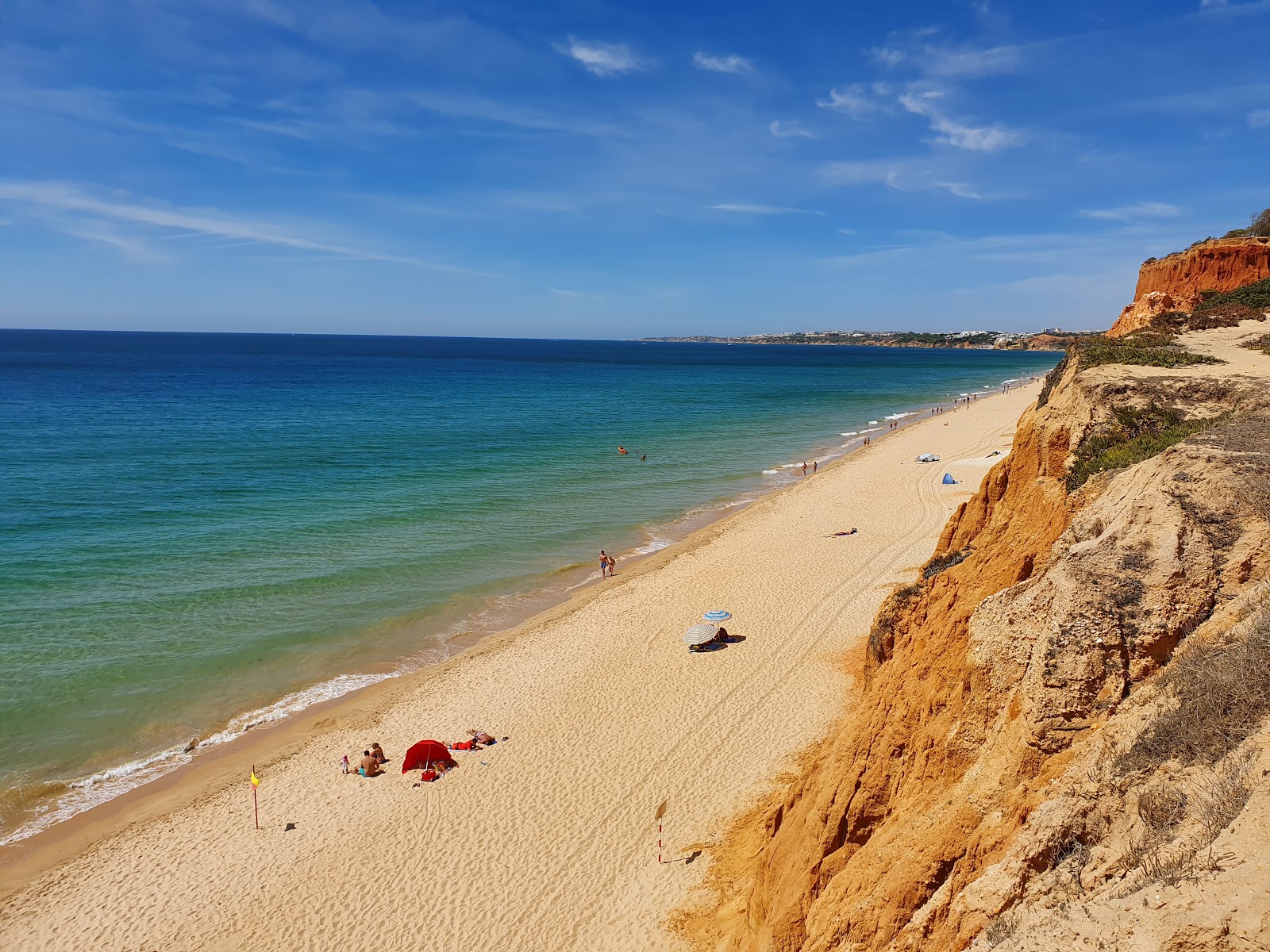 Fotografija Falesia plaža z rjavi pesek površino