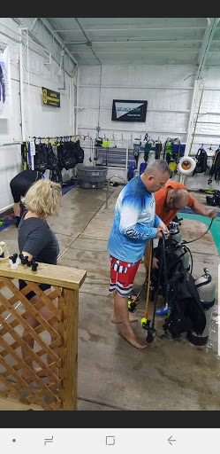 Dive Shop «Divers Equipment & Repair Service», reviews and photos, 11109 Hillcrest Rd, Kansas City, MO 64134, USA