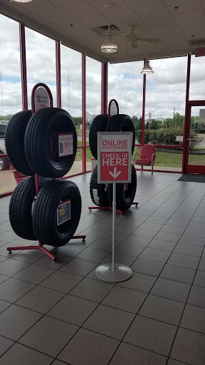 Tire Shop «Discount Tire Store - Cedar Hill, TX», reviews and photos, 142 N Hwy 67, Cedar Hill, TX 75104, USA