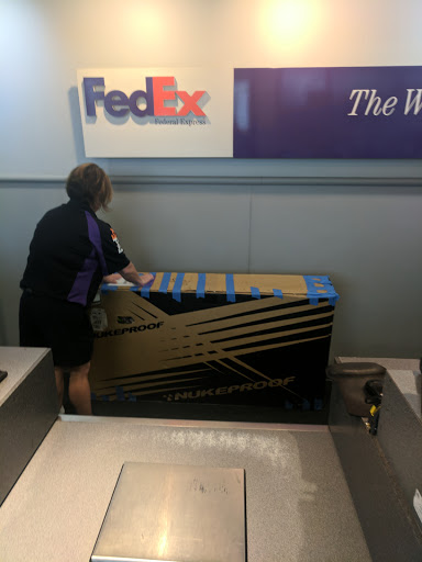 Shipping and Mailing Service «FedEx Ship Center», reviews and photos, 3875 Thirlane Rd NW, Roanoke, VA 24019, USA