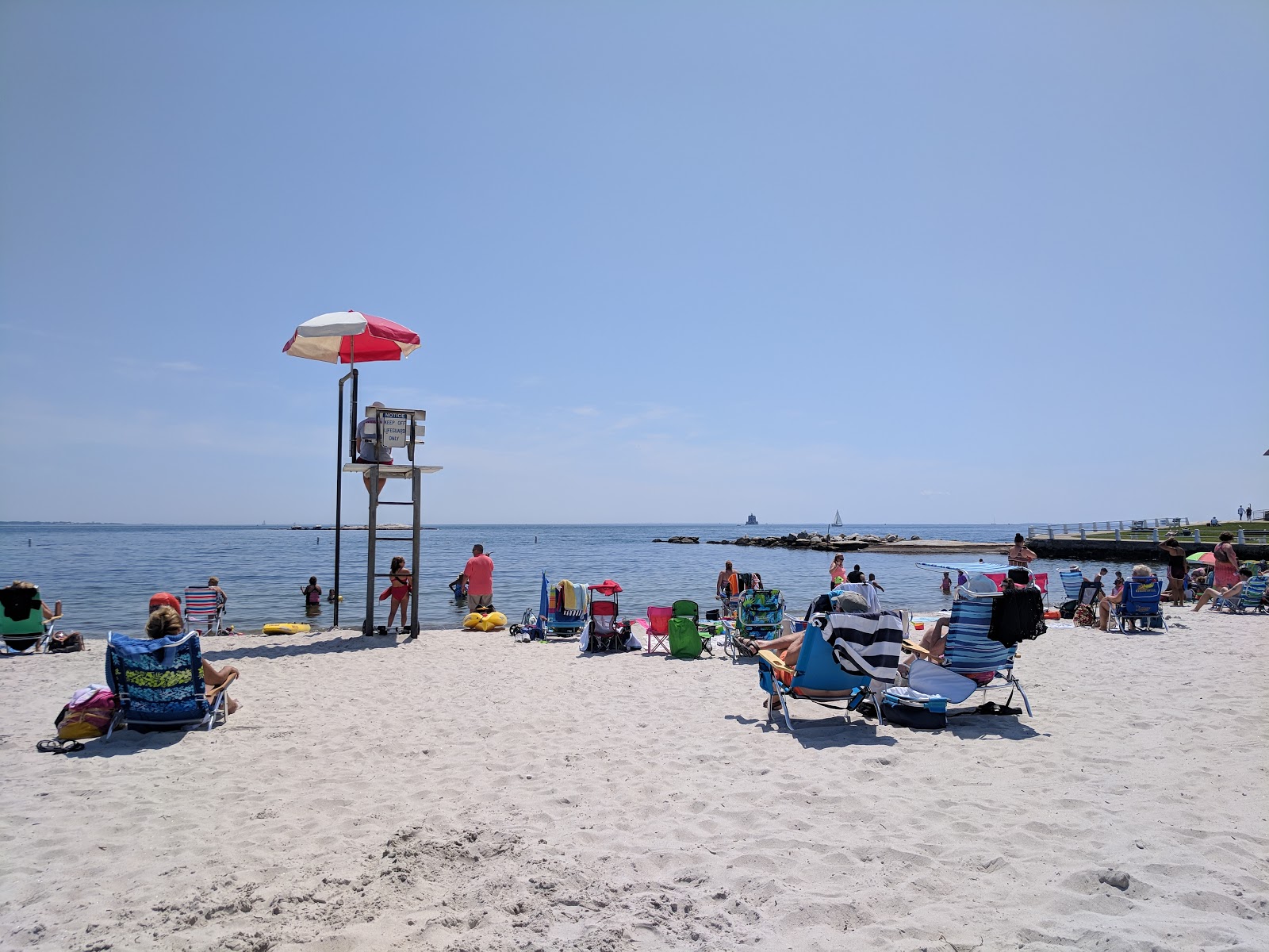 Eastern Point Beach的照片 带有碧绿色水表面