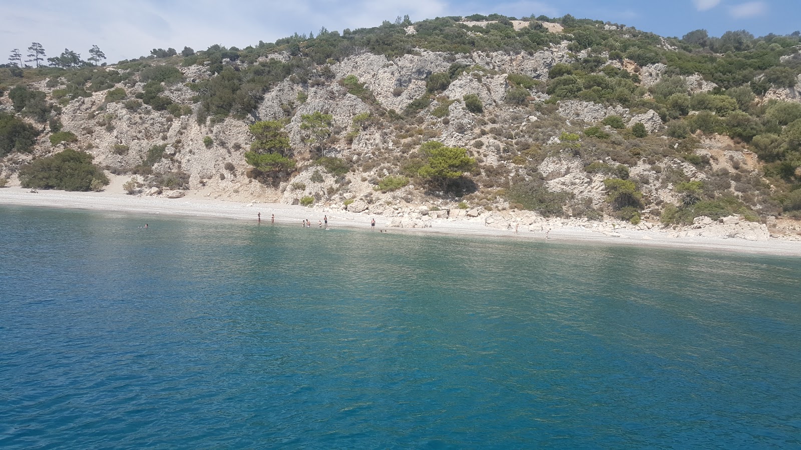 Perri beach Samos'in fotoğrafı geniş plaj ile birlikte