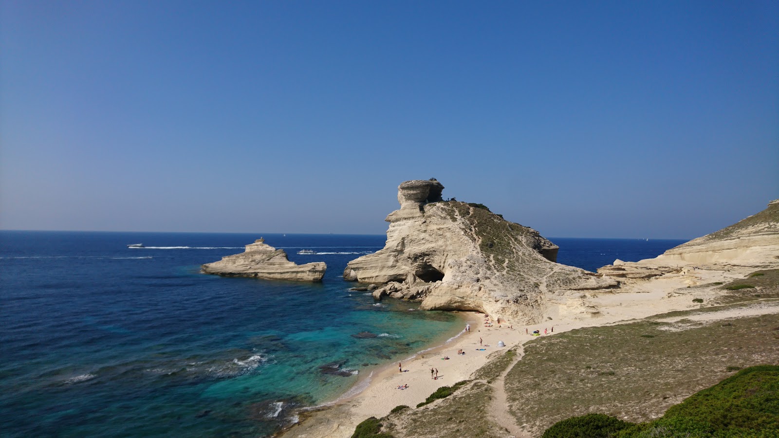 Photo de Plage de Saint-Antoine situé dans une zone naturelle