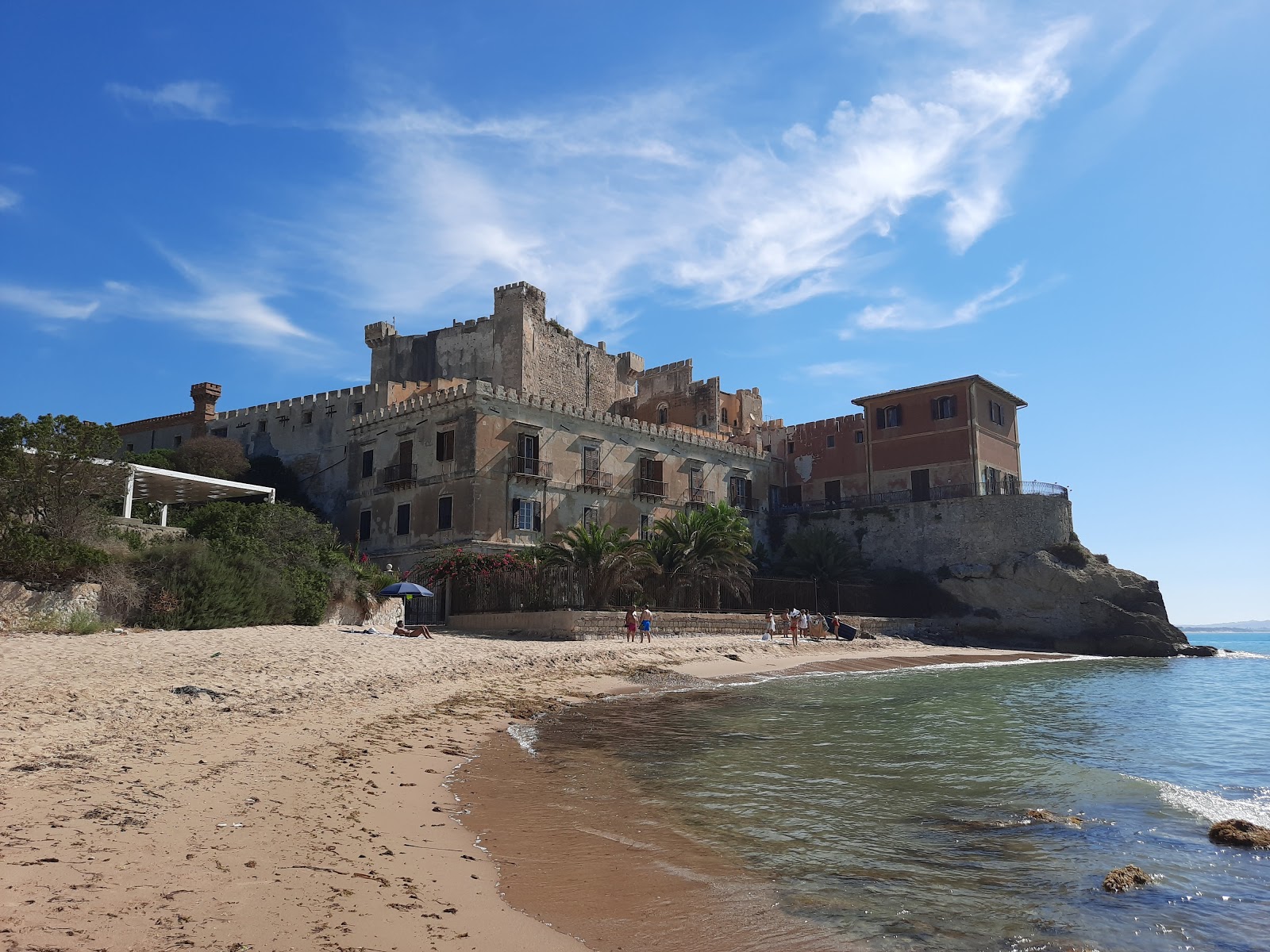 Fotografija Spiaggia di Falconara z prostorni večplastni zalivi