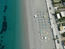 Foto di Ahladiou beach sorretto da scogliere