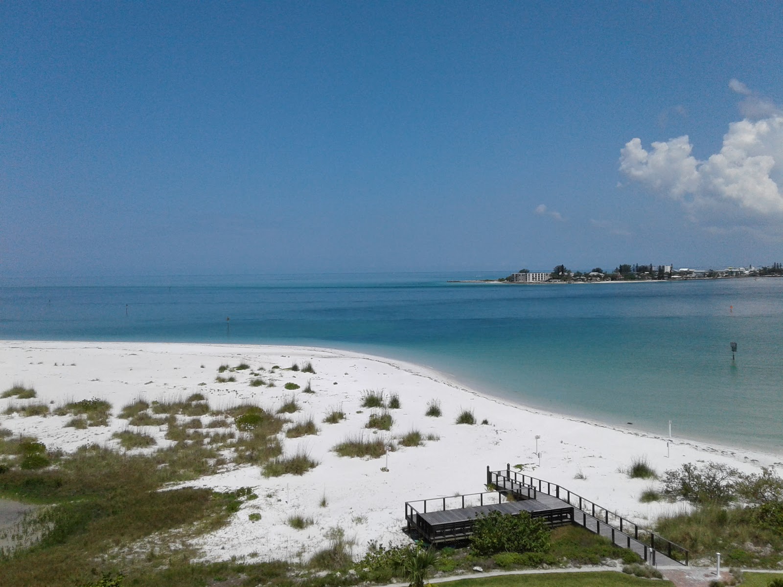 Foto van Shell Key beach met grijs zand en kiezels oppervlakte