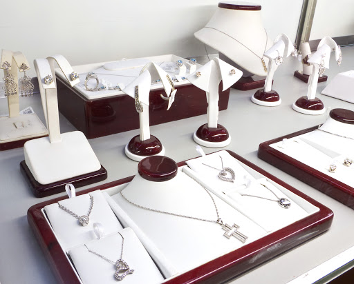 Pawn Shop «Pine Ridge Pawn & Jewelry», reviews and photos, 2033 Pine Ridge Rd #4, Naples, FL 34109, USA