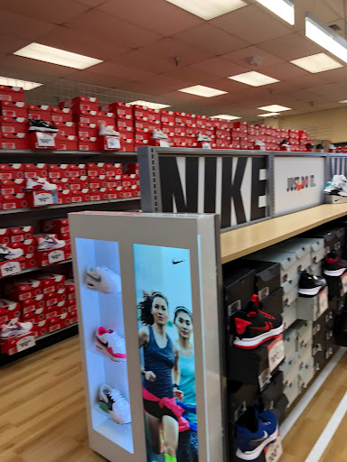 Shoe Store «Shoe Carnival», reviews and photos, 11772 W 95th St, Overland Park, KS 66214, USA