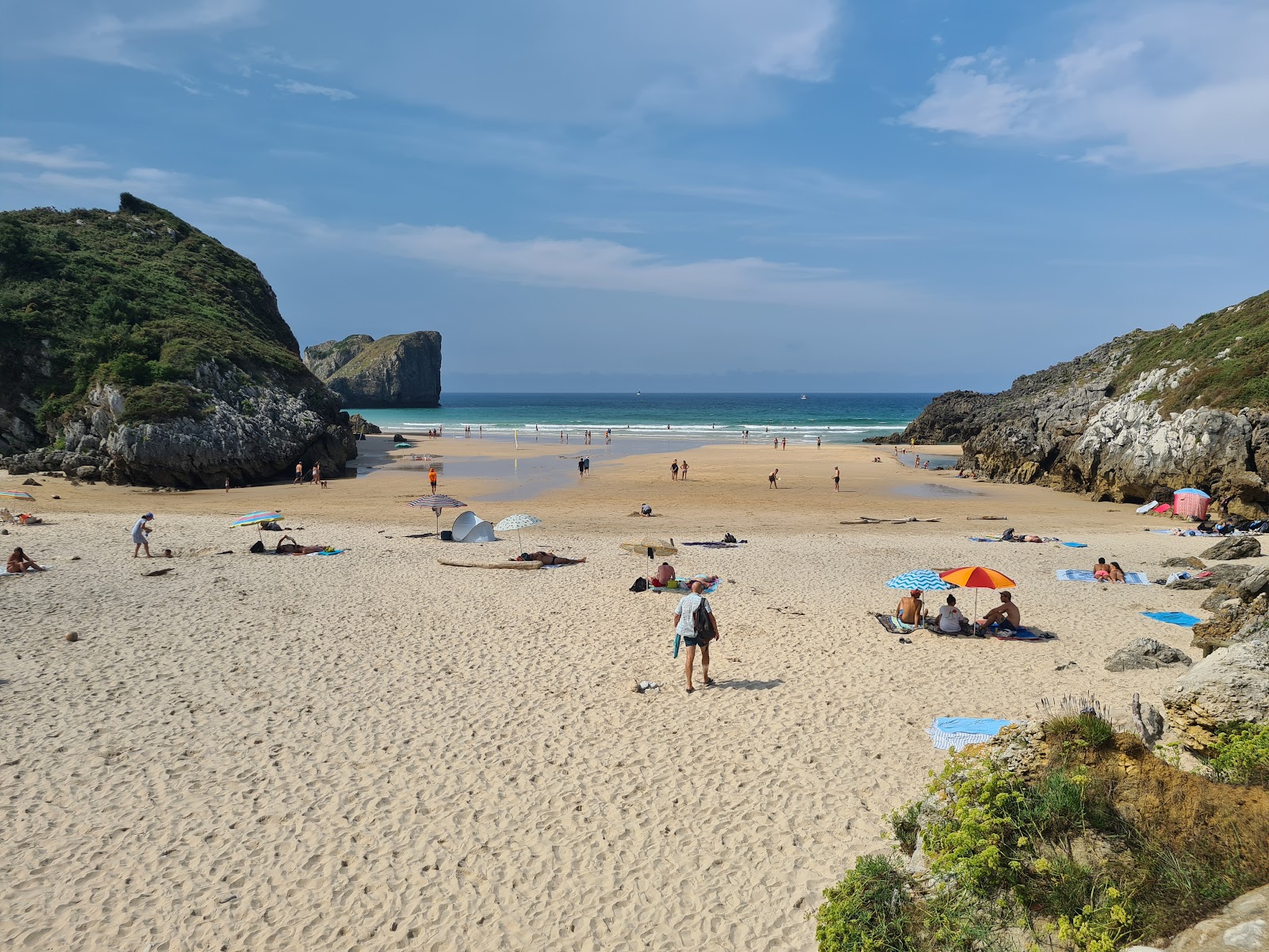 Photo de Playa San Martin avec sable fin et lumineux de surface