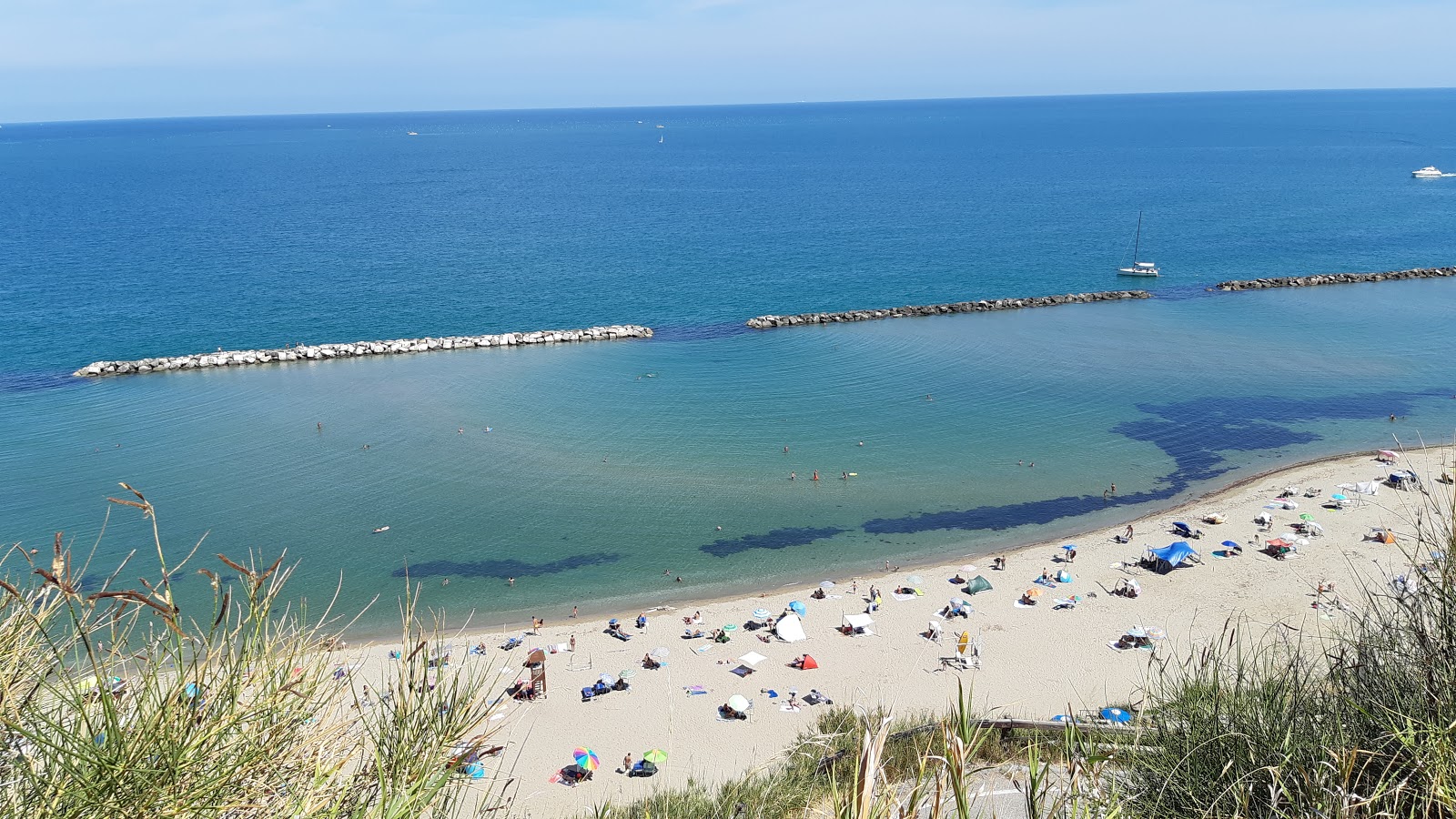 Fotografie cu Spiaggia di Fiorenzuola di Focara amplasat într-o zonă naturală