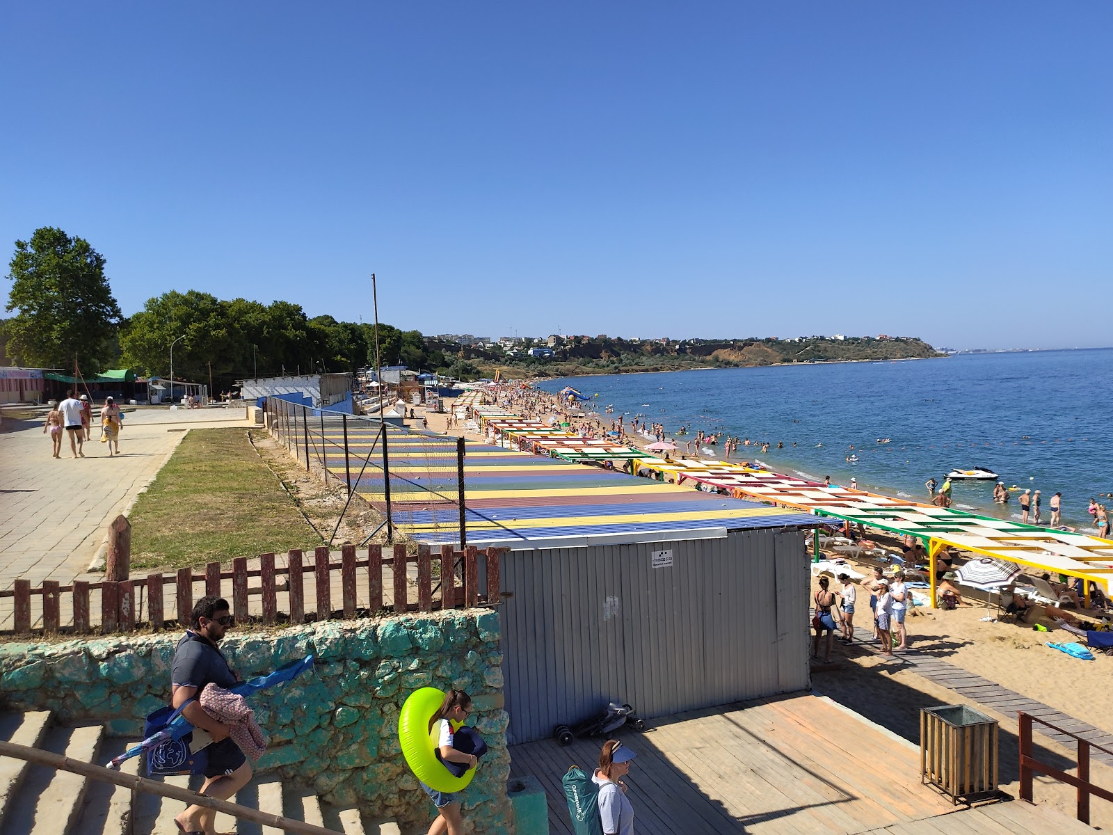 Photo de Uchkuevka beach avec rivage droit, long