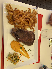Steak du Restaurant de spécialités à base de poisson-pêcheur Le Poisson Rouge à Vieux-Boucau-les-Bains - n°10