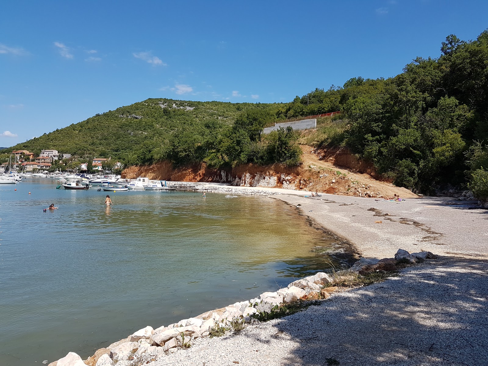 Zdjęcie Get beach z powierzchnią małe brązowe kamyczki