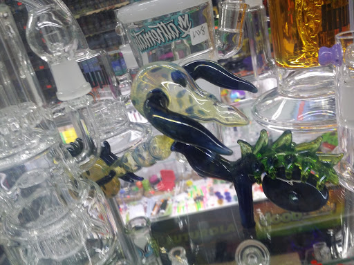 Tobacco Shop «The Hub Smoke Shop & Gifts», reviews and photos, 6410 N Oak Trafficway, Kansas City, MO 64118, USA