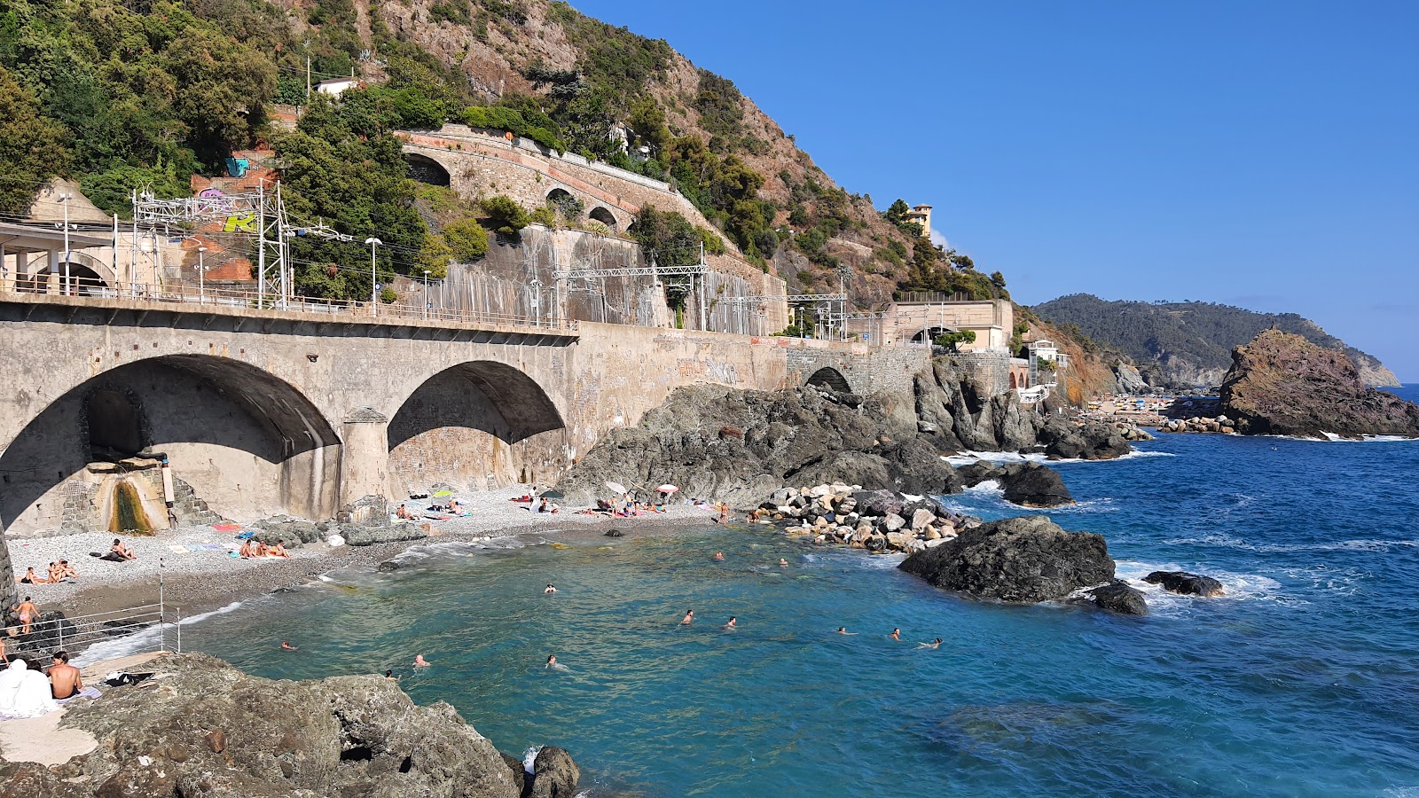 Foto di Torsei Beach con una superficie del ciottoli grigi