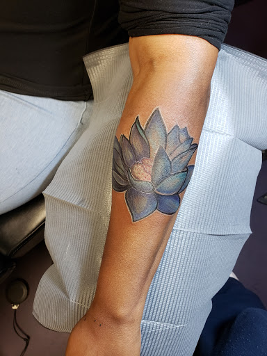 Tattoo Shop «Seven Daggers Tattoo Studio», reviews and photos, 1102 2nd Ave, Opelika, AL 36801, USA