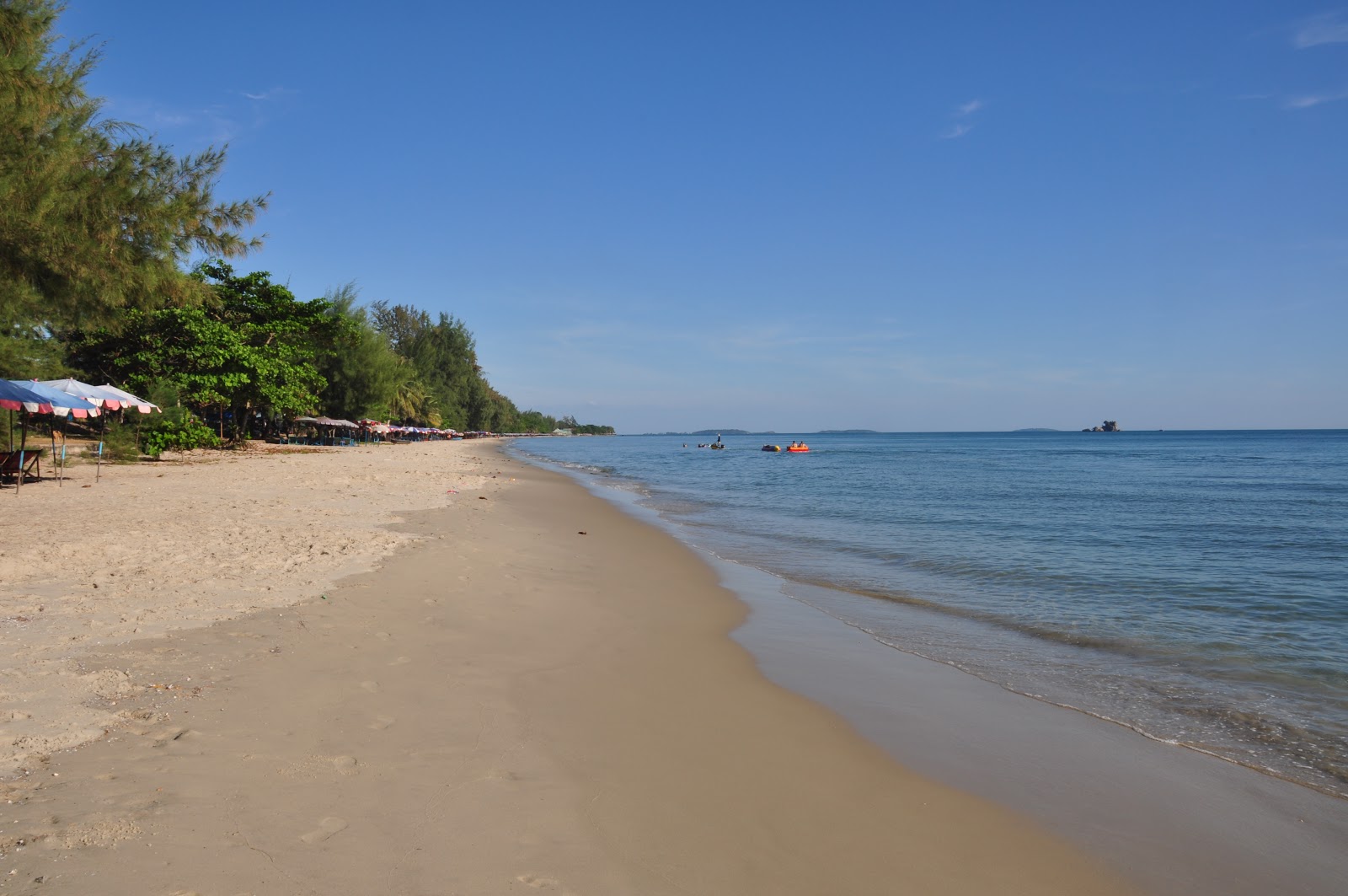 Foto de Laem Mae Phim Beach com areia brilhante superfície