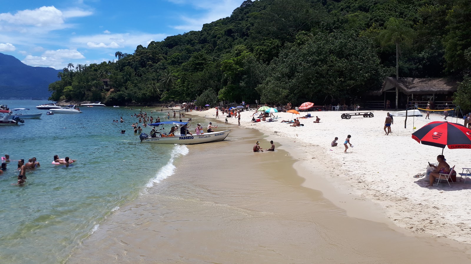 Foto von Araca Strand mit feiner beiger sand Oberfläche