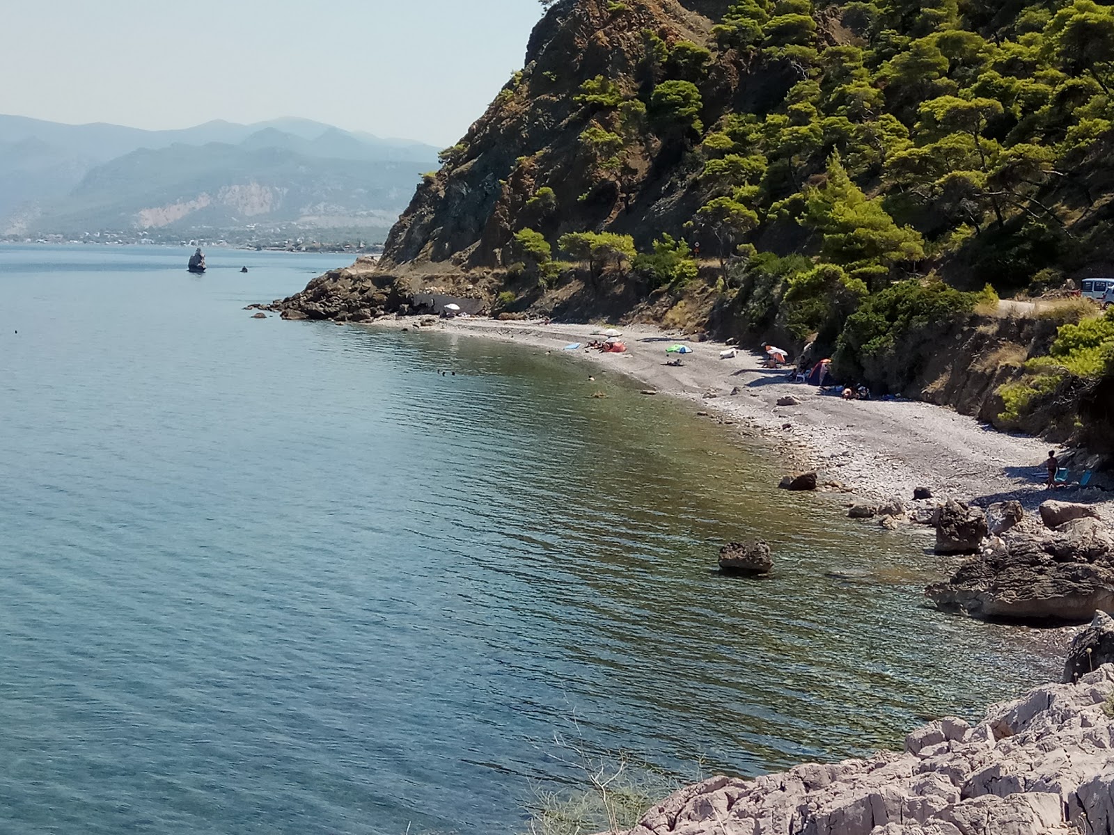 Fotografija Alepochori Schinos beach z sivi fini kamenček površino