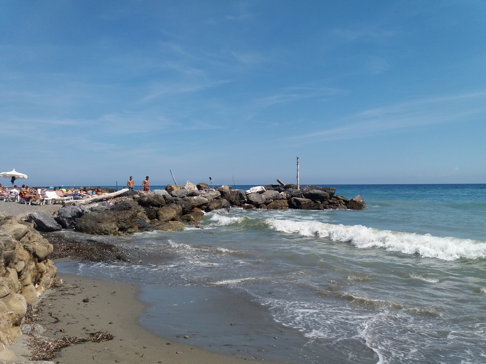 Φωτογραφία του CalApollo με γκρίζα άμμος επιφάνεια