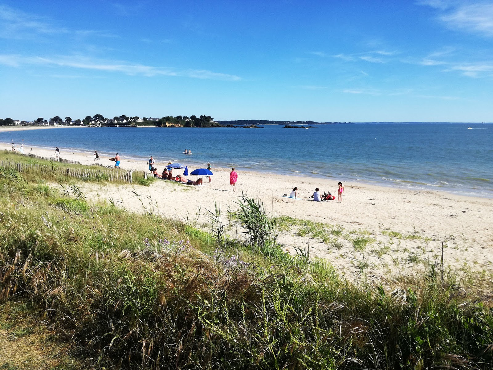 Foto de Plage de Betahon con arena beige superficie