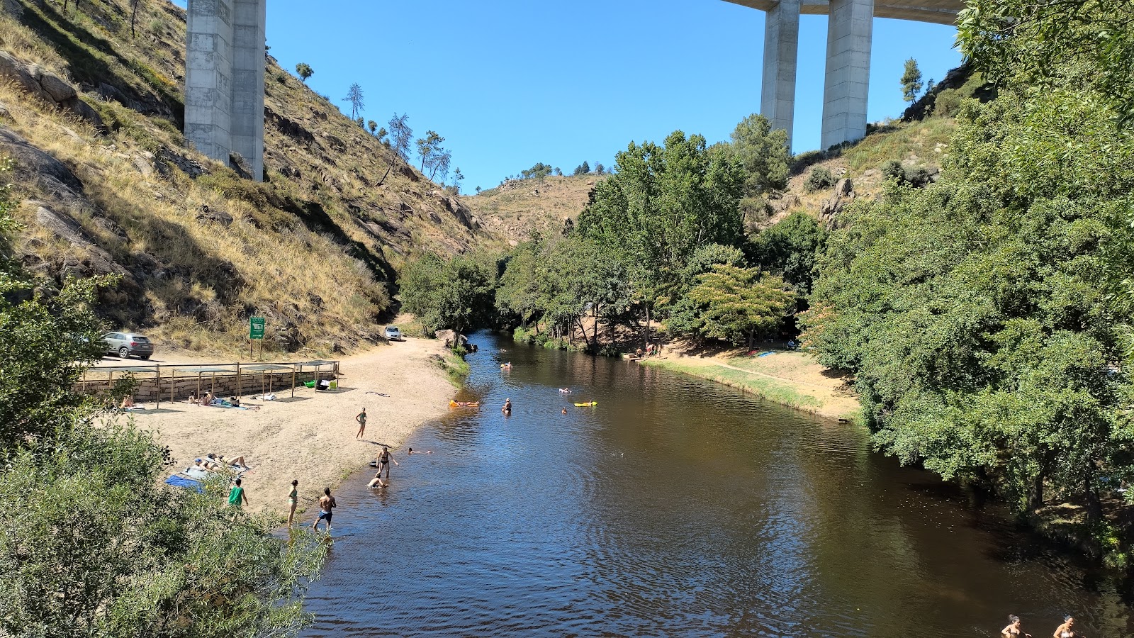 Foto von Praia Fluvial de Rebelos em Murca mit grauer sand & felsen Oberfläche