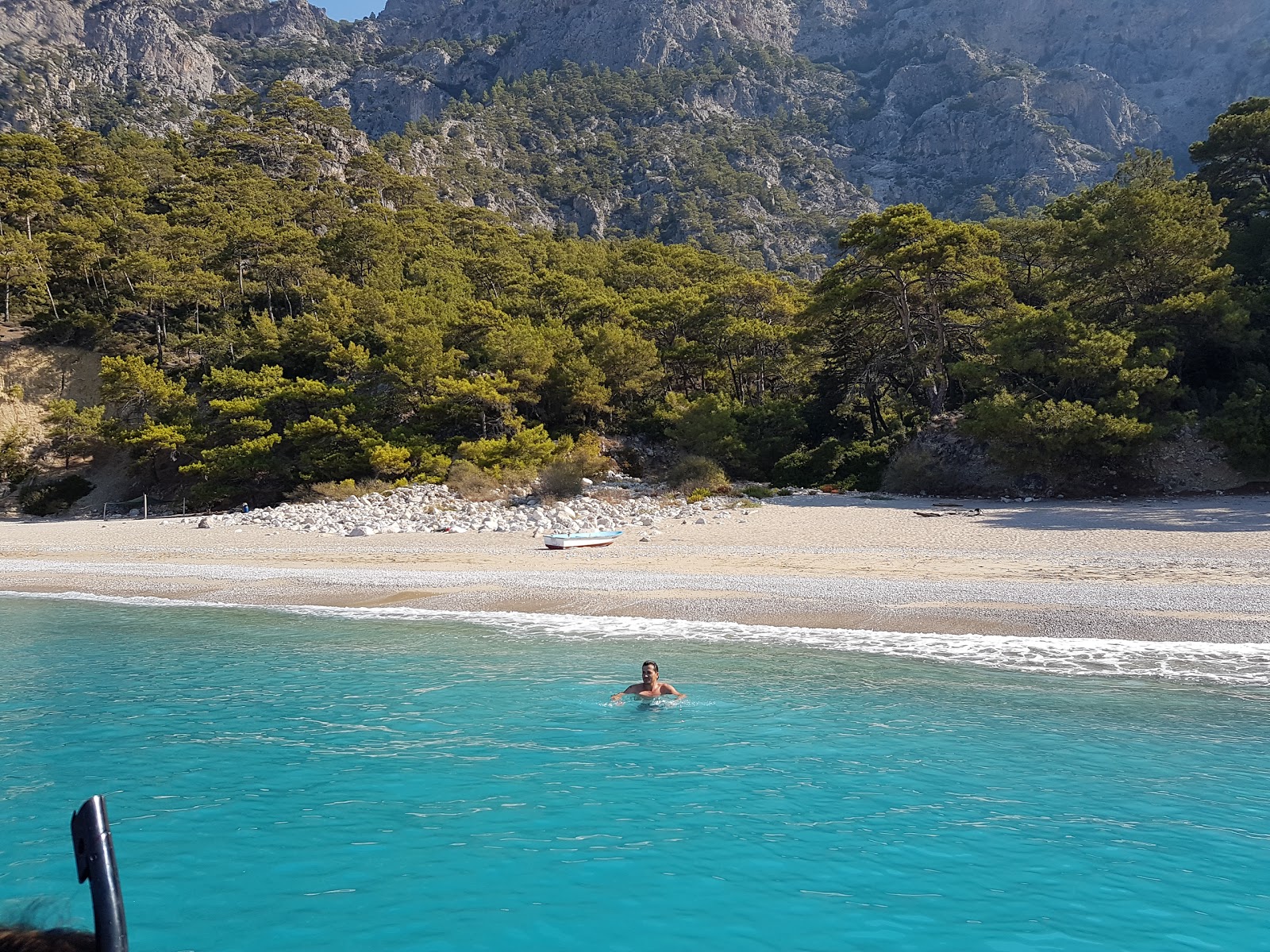 Balartı Plajı'in fotoğrafı uçurumlarla desteklenmiş