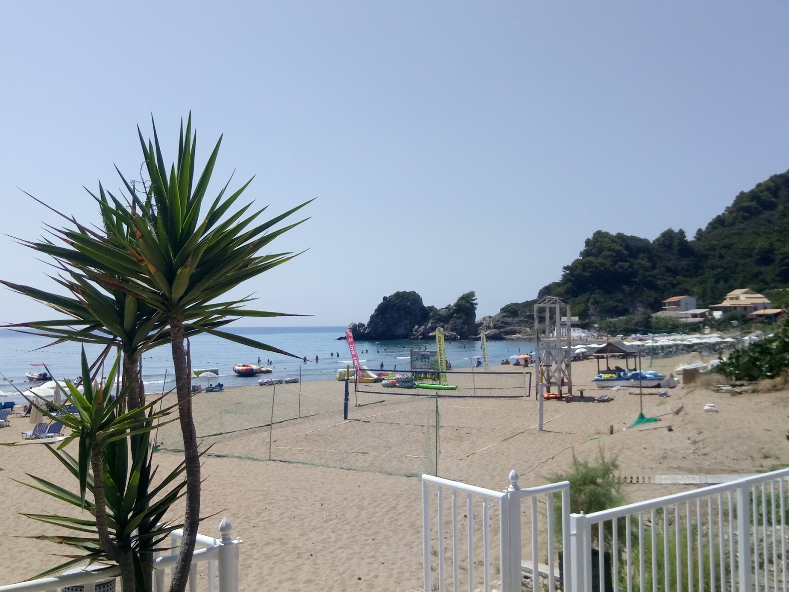 Foto van Kontogialos Strand ondersteund door kliffen