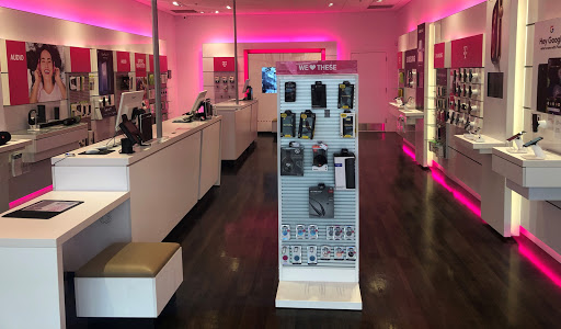 Cell Phone Store «T-Mobile», reviews and photos, 5620 Belleville Crossing St, Belleville, IL 62226, USA