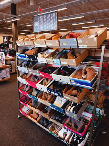 Shoe Store «DSW Designer Shoe Warehouse», reviews and photos, 6971 Grand Ave, Gurnee, IL 60031, USA
