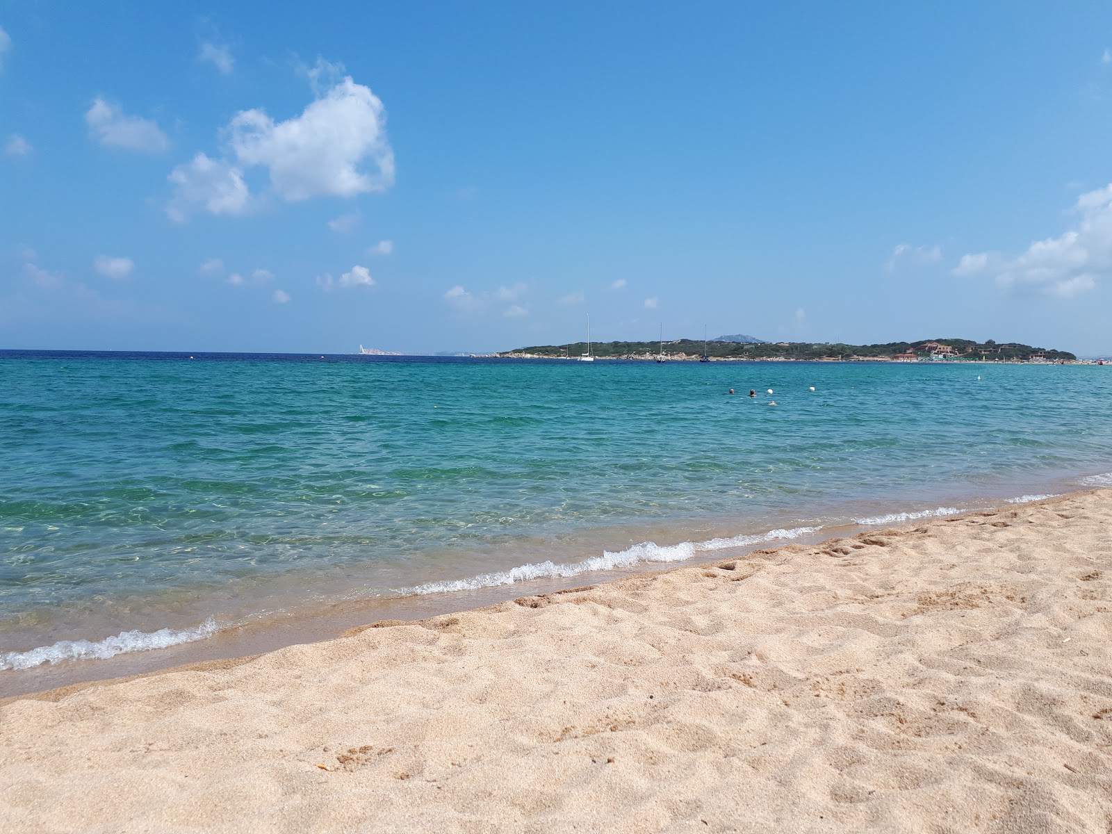 Foto de Praia de Barrabisa com água cristalina superfície