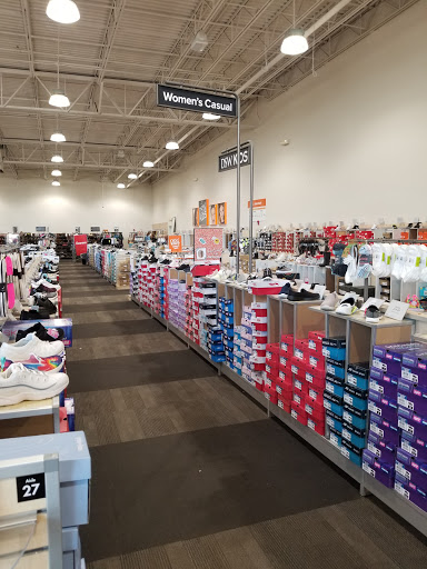 Shoe Store «DSW Designer Shoe Warehouse», reviews and photos, 4039 Richmond Rd, Warrensville Heights, OH 44122, USA