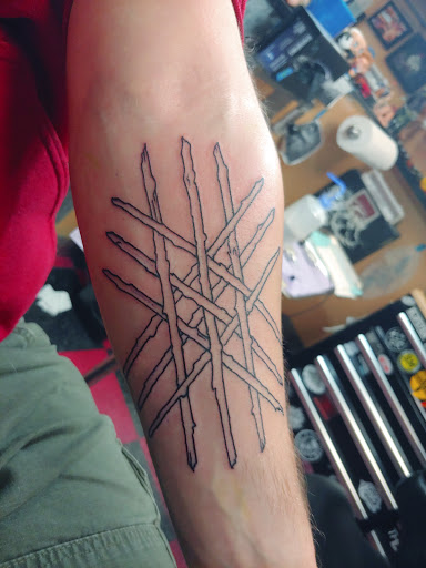 Tattoo Shop «A1 Tattoo Co», reviews and photos, 6805 N Oak Trafficway, Gladstone, MO 64118, USA