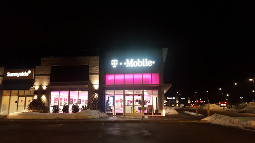 Cell Phone Store «T-Mobile», reviews and photos, 275 Parkway Dr #613, Lincolnshire, IL 60069, USA