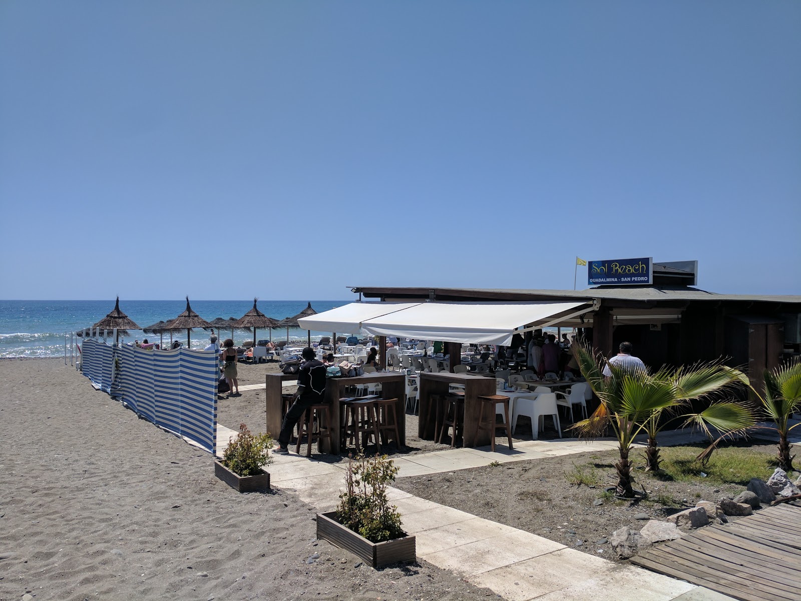 Foto von Playa de Guadalmina mit teilweise sauber Sauberkeitsgrad