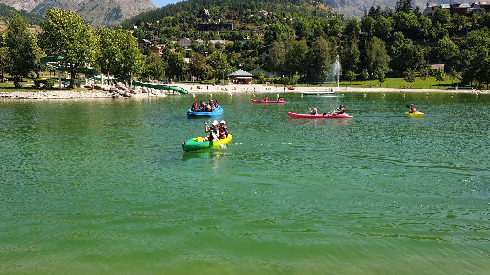 Parc de Loisirs du Val d'Allos'in fotoğrafı geniş bir kıyı şeridi ile birlikte