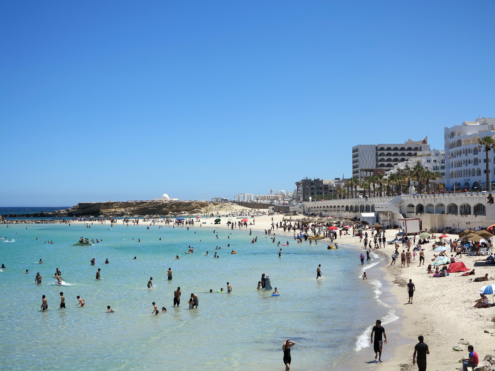 Qaraiya beach的照片 带有白色细沙表面
