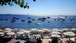Foto di Kamo's Beach Club sorretto da scogliere