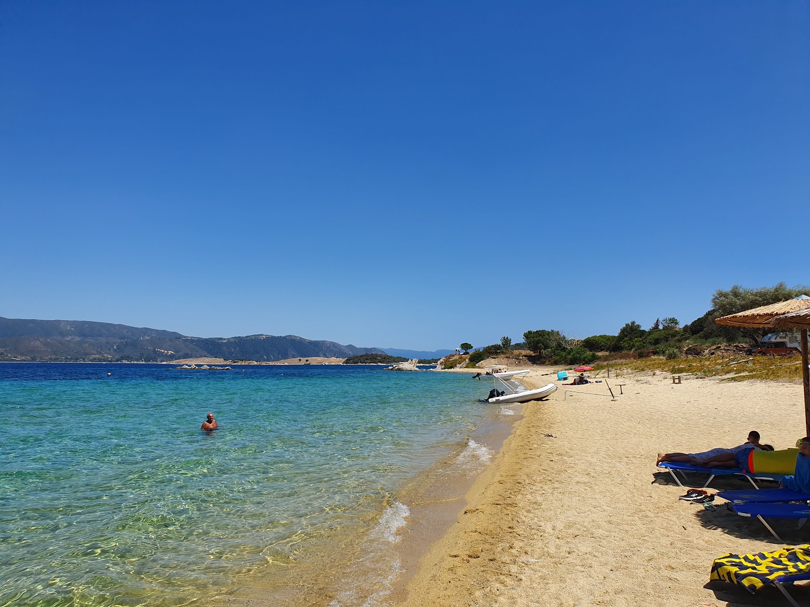 Photo de Plage de Megali Ammos avec sable lumineux de surface