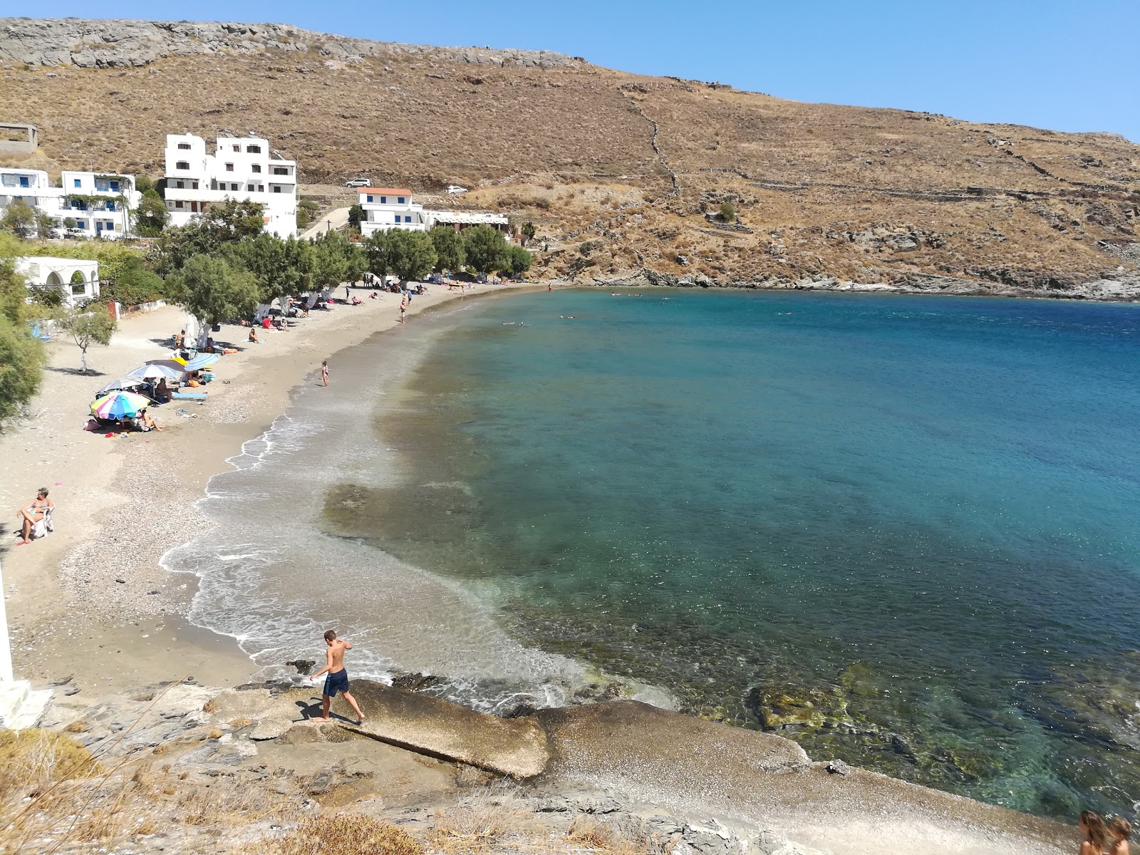 Foto di Paralia Lefkes con una superficie del sabbia grigia e ciottoli