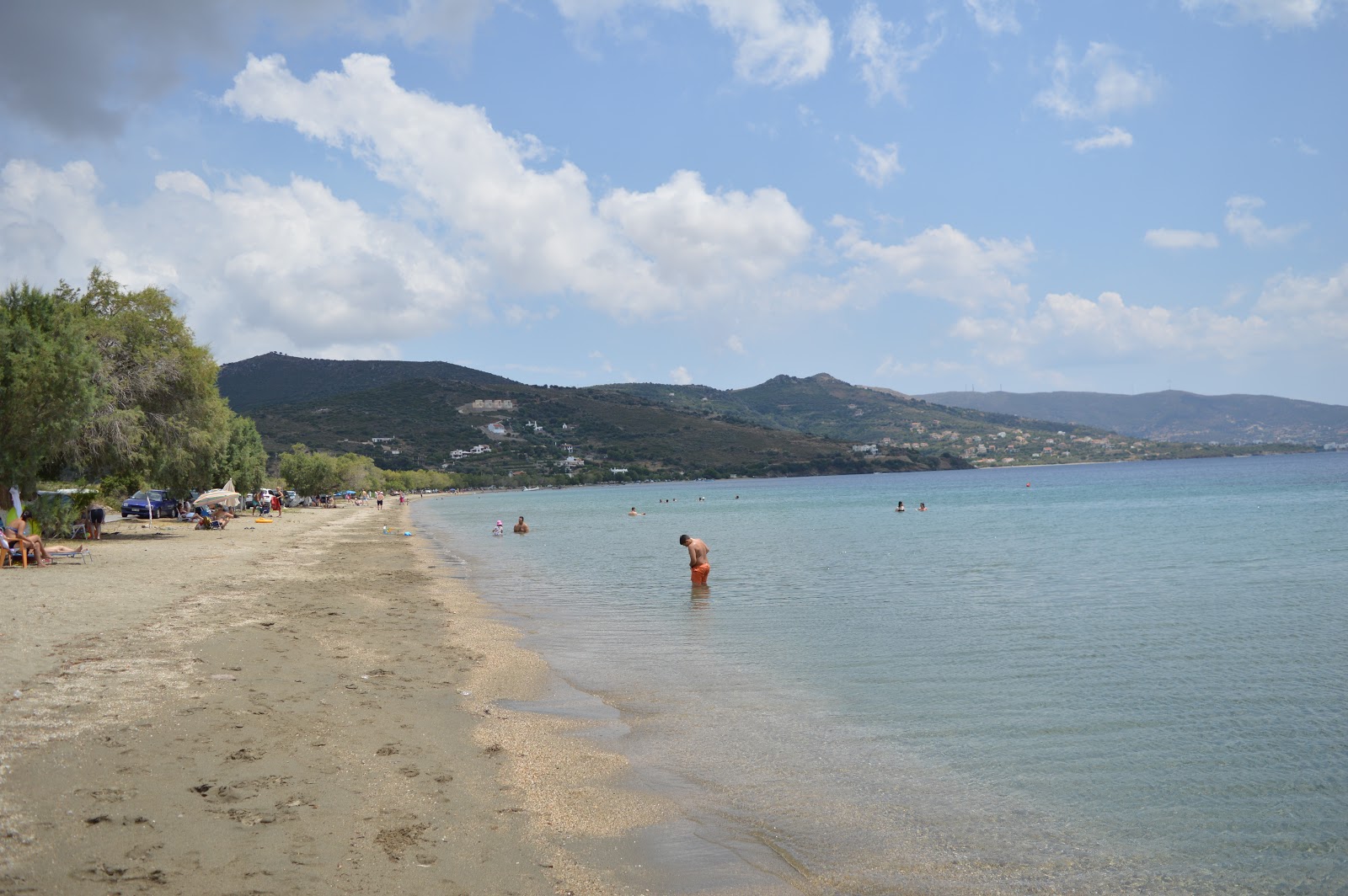 Foto di Livadaki beach con una superficie del sabbia beige