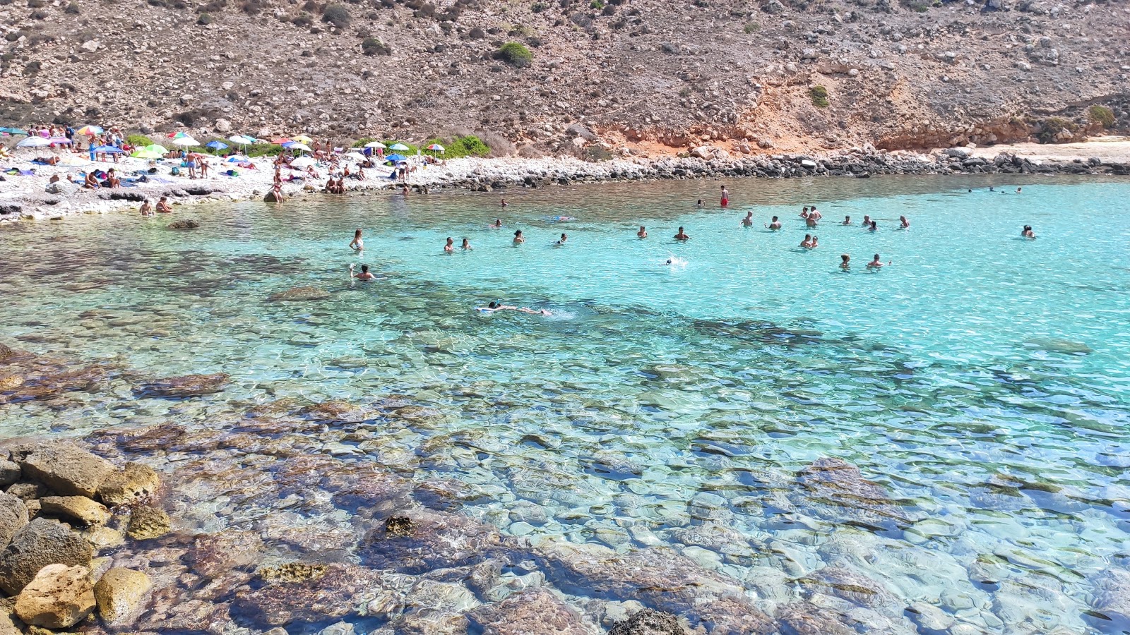Fotografie cu Spiaggia di cala Pulcino sprijinit de stânci